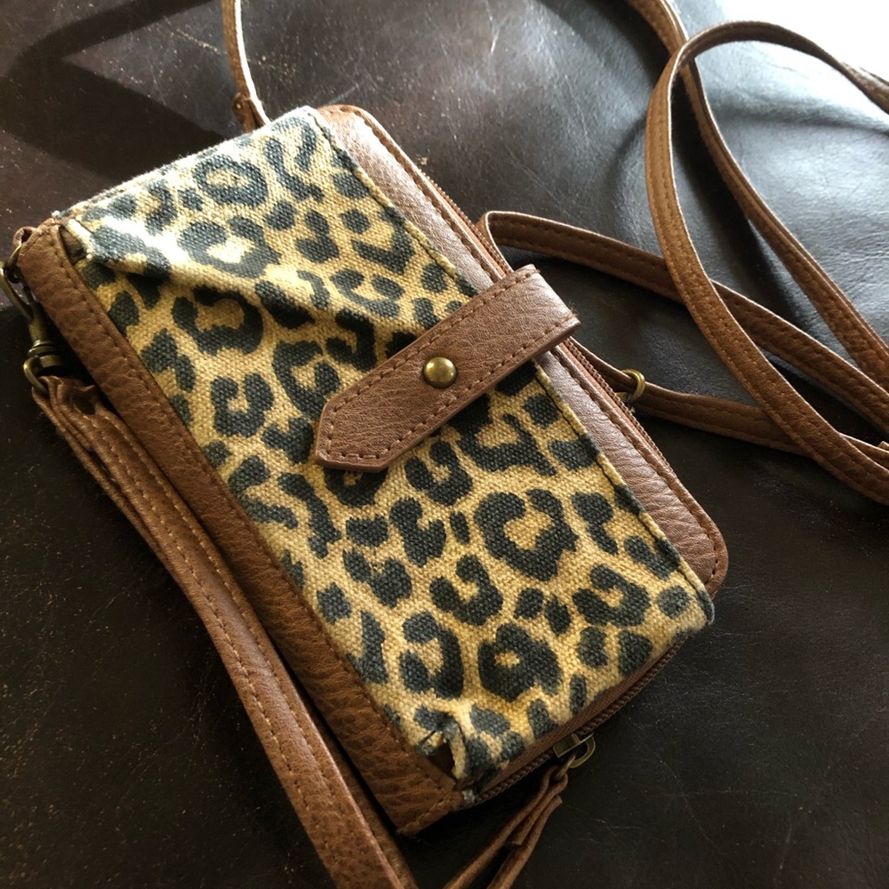 Pocket book with zipper